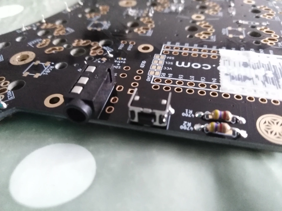 Entrada TRRS, botón de reset y resistencias.