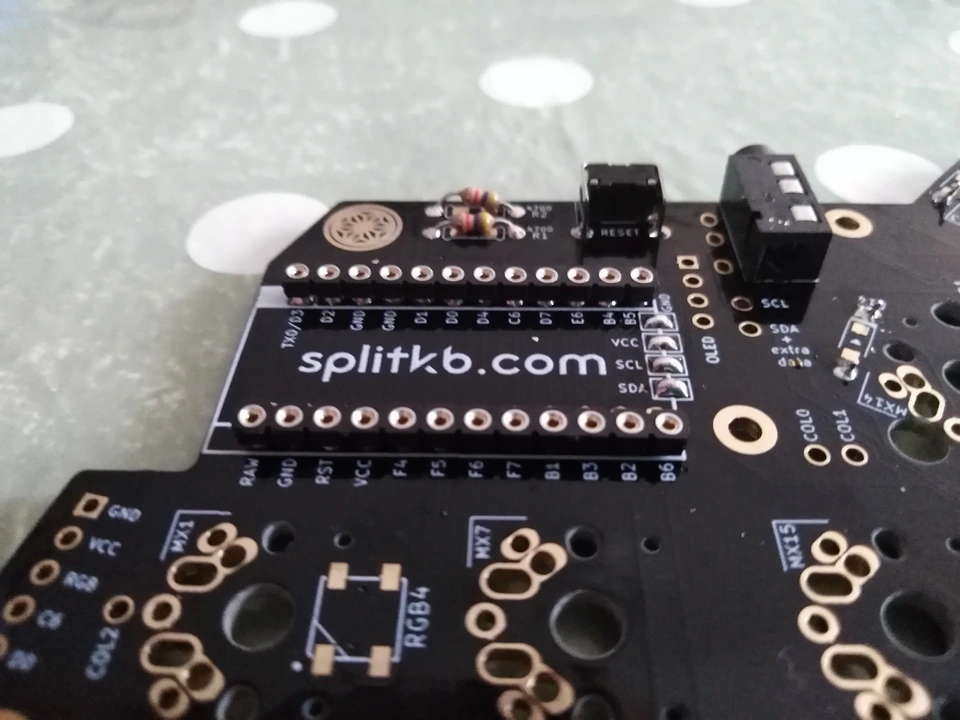 Base para los pines del microcontrolador.