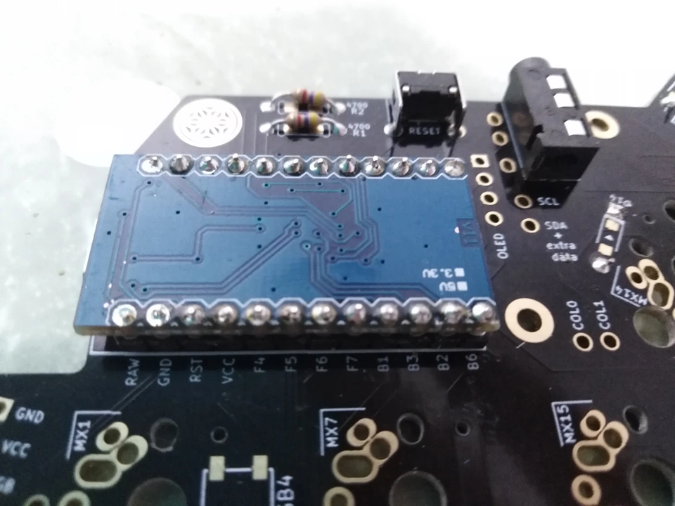 Microcontrolador soldado y quitable.