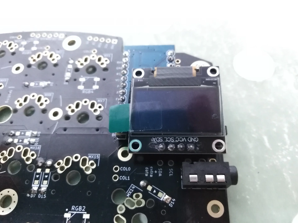 Pantalla OLED soldada.